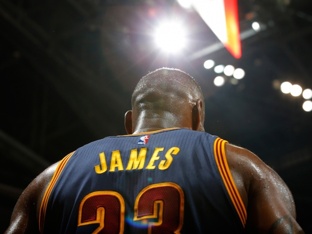 LeBron James scores 28, grabs 15 boards in Cavaliers' Game 1 loss