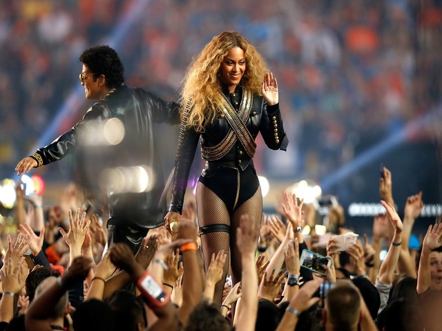 Twitter reacts to Super Bowl 50 game, halftime