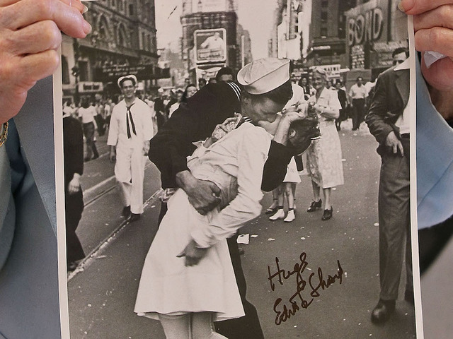 Woman in beloved WWII sailor's kiss photo dies at 92