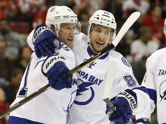 Lightning's Stamkos limps off ice, goes to dressing room
