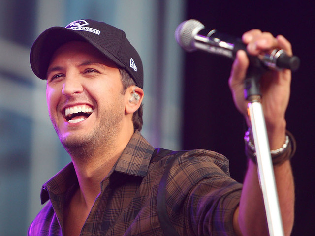Luke Bryan will sing national anthem at Super Bowl LI